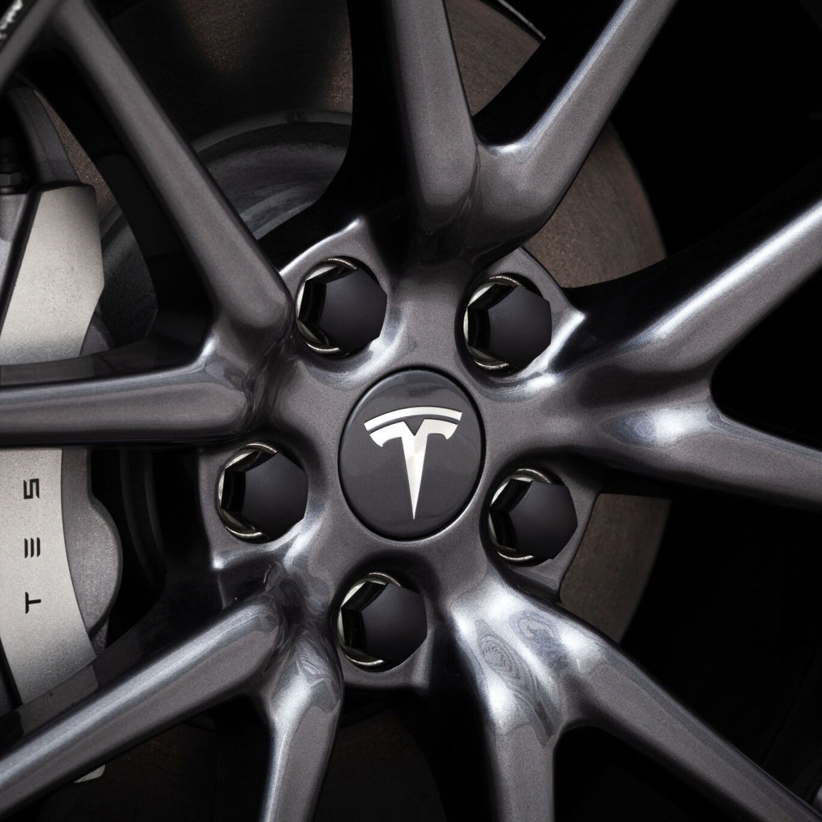 Aero Wheel Cap Kit til Tesla hjul med centerkapsel og møtrikhætter.