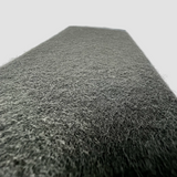 Nærbillede af gråt filtmateriale på opbevaringsdeler til Tesla Model Y