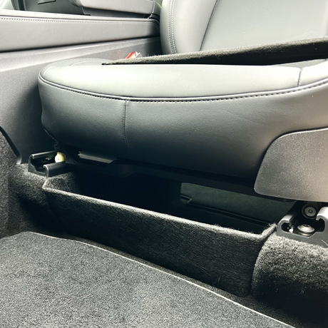Opbevaringsdeler monteret under bagsædet i Tesla Model Y