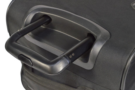 Udvidedt teleskophåndtag på Car-Bags trolleys til Tesla Model Y, med knap og gummidæk