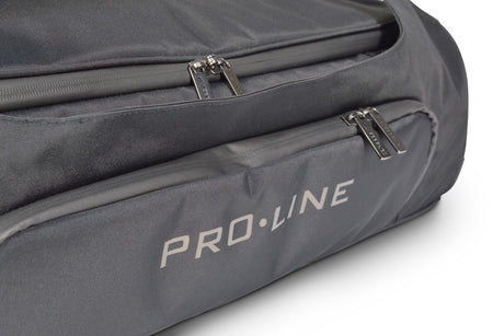 Detaljebillede af en Car-Bags Rejsetaske Pro.Line med lynlåse og logo.