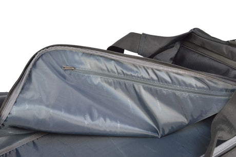 Detalje af en åben Car-Bags sportstaske med lynlåslomme for organiseret opbevaring.