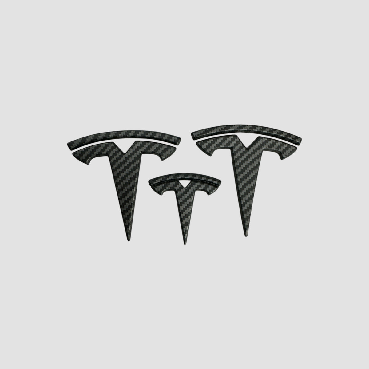Tre Tesla T-emblem covers i carbonfiber i forskellige størrelser til Model 3
