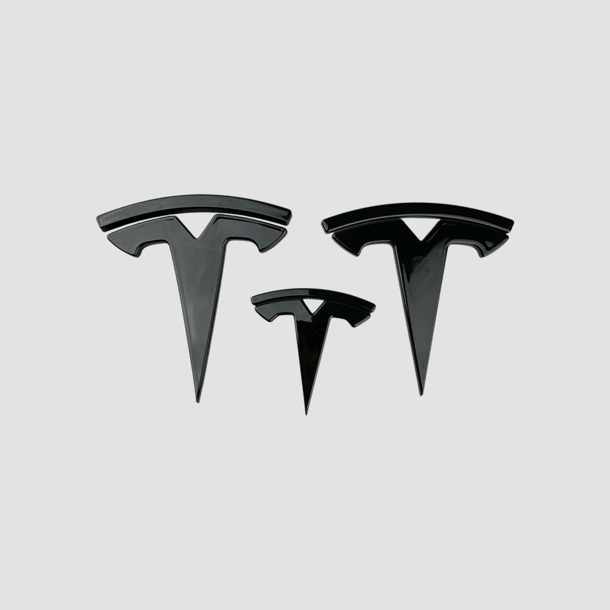 Tre Tesla T-emblem covers i blank sort i forskellige størrelser til Model 3