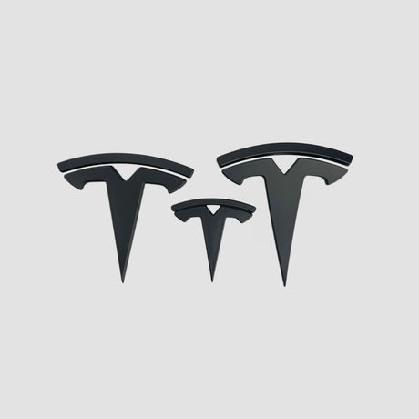 Tre Tesla T-emblem covers i mat sort i forskellige størrelser til Model 3