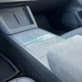 Grå centerkonsol i Tesla Model 3/Y med påsat folie-cover på konsolfladen