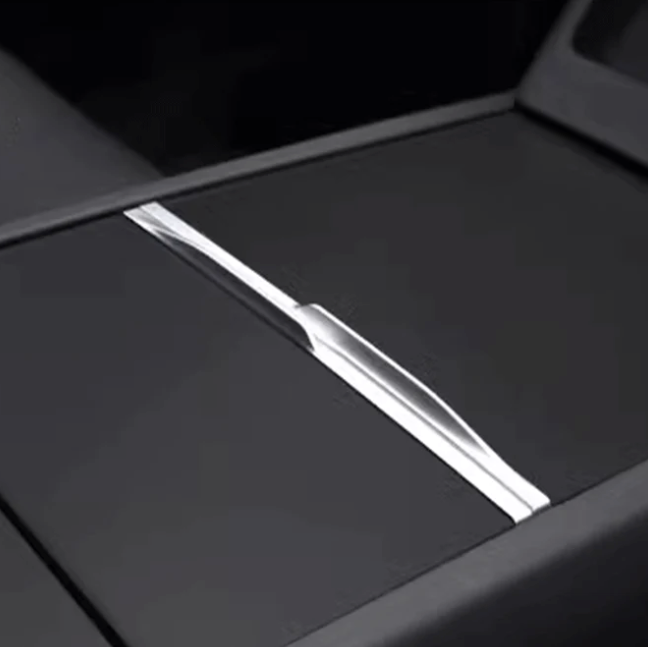 Nærbillede af blank folie-cover monteret på den mørke centerkonsol i Tesla Model 3/Y