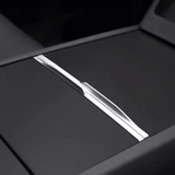 Nærbillede af blank folie-cover monteret på den mørke centerkonsol i Tesla Model 3/Y