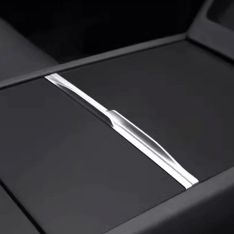 Nærbillede af blank folie-cover monteret på den mørke centerkonsol i Tesla Model 3/Y