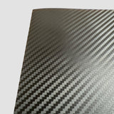 Nærbillede af folie-coverets carbon-look overflade med vævet kulfiber-struktur