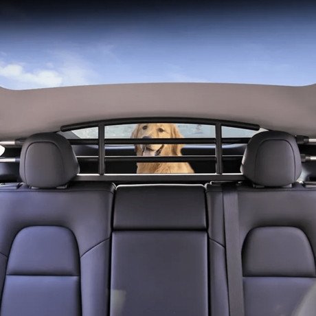 Hundegitter i Tesla Model Y med en glad hund i bagagerummet.