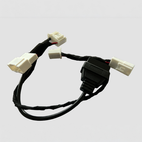 Sort adapterkabel med hvide og sorte stik til S3XY Commander gen1 på hvid baggrund