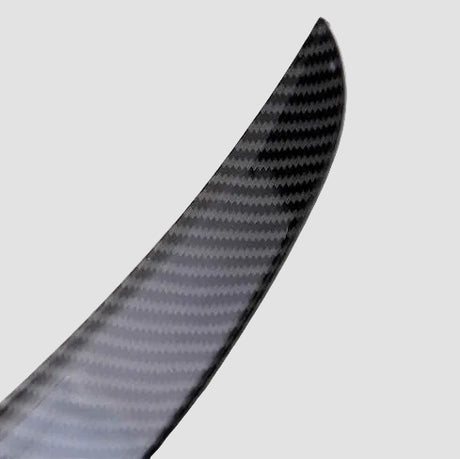 Fritlagt ABS-performance-spoiler med carbon-look coating, set i profil på lys baggrund