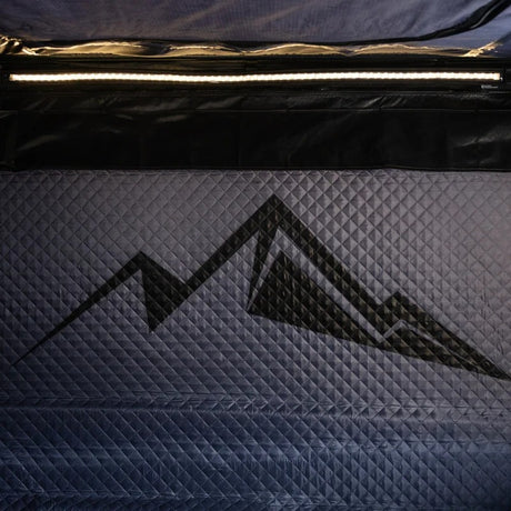 LED-strip fra Moby Mountain LED Kit monteret med velcro i loftet på Peak tagtelt