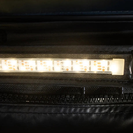 Nærbillede af LED-strip i varmhvid fra Moby Mountain LED Kit til tagtelt