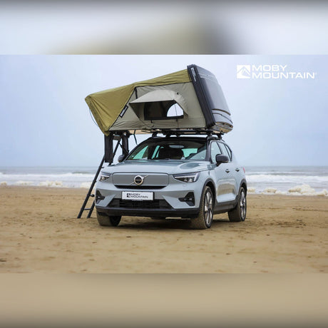 Moby Mountain Peak XL tagtelt i hunterGreen slået op på Volvo EX40