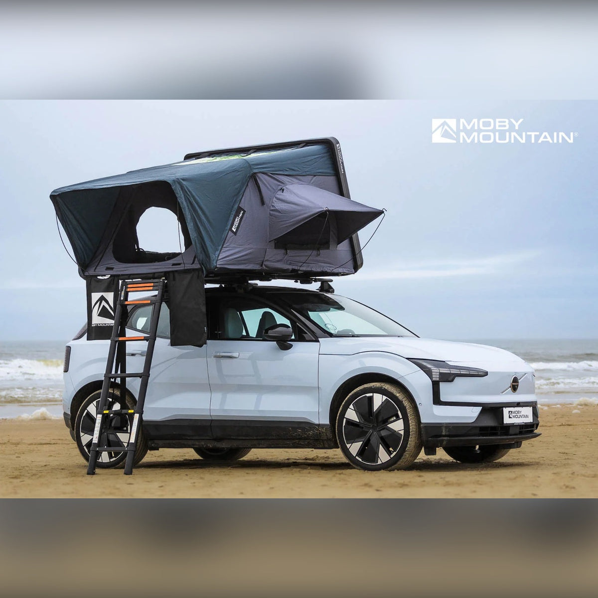 Moby Mountain Peak XL tagtelt i midnightGrey slået op på Volvo EX30