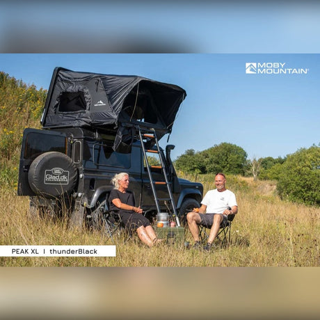 Moby Mountain Peak XL tagtelt i thunderBlack på Land Rover Defender på campingtur