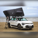 Moby Mountain Peak XL tagtelt i thunderBlack med teleskopstige på Kia Niro EV set fra siden