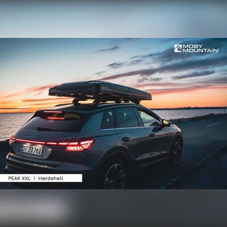 Moby Mountain Peak XXL tagtelt lukket på taget af Audi Q4 e-tron i solnedgang