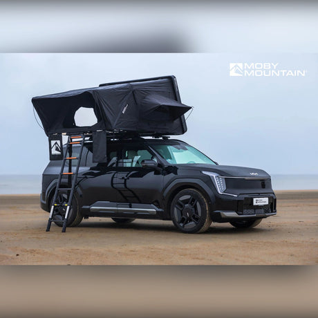 Moby Mountain Peak XXL tagtelt i thunderBlack med teleskopstige på Kia EV9 set fra siden
