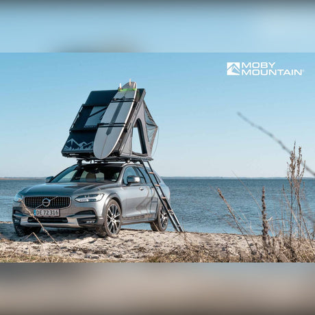 Moby Mountain Swell M tagtelt i slateGrey med teleskopstige på Volvo V90 Cross Country set forfra