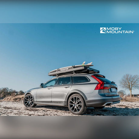 Moby Mountain Swell M tagtelt lukket med lav profil på taget af Volvo V90 Cross Country