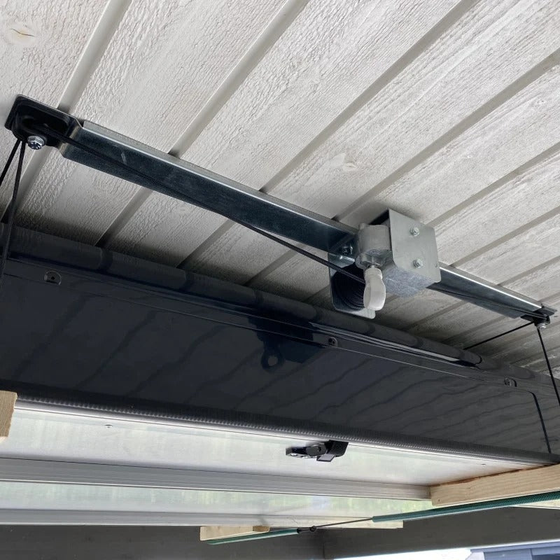Nærbillede af Moby Mountain telt lift med skinne og hejs i carportloft