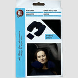 Detailemballage til nakkepuden med en mørkeblå U-formet pude i ruskindslook og teksten 'Neck Support' og 'Suede Look'