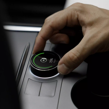 Person justerer S3XY Knob til Tesla Model 3/Y med regen-display.