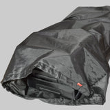 Car bags posen halvt åben, og viser hvor meget plads der er