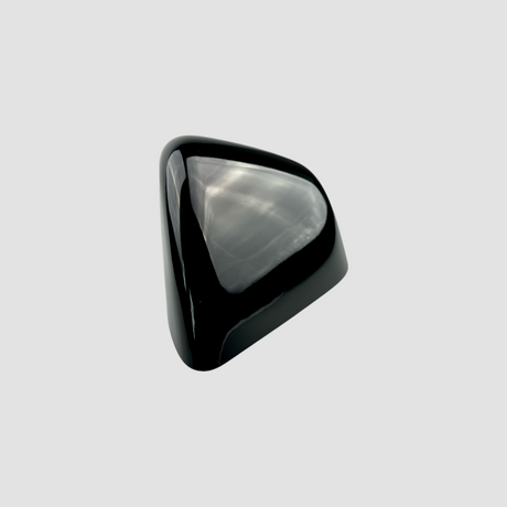 Sidespejl cover i blank sort til Tesla Model Y på lys baggrund