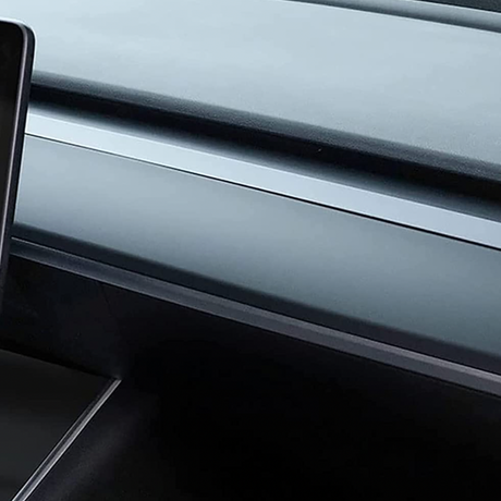 Monteret dashboard cover på instrumentbrættet i en Tesla Model 3/Y, nærbillede
