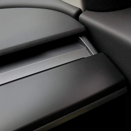 Dashboard cover i mat sort monteret på instrumentbrættet i Tesla Model 3/Y