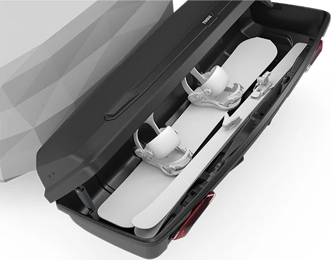 Thule Arcos XL bagageboks 450L åben med snowboards og ski pakket inden i boksen