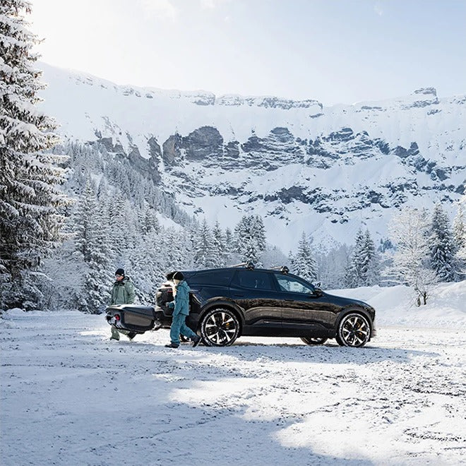 Thule Arcos XL bagageboks 450L på anhængertrækket af en sort SUV foran snedækkede bjerge
