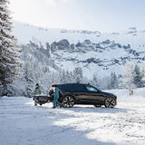 Thule Arcos XL bagageboks 450L på anhængertrækket af en sort SUV foran snedækkede bjerge