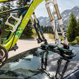 TreeFrog Pro 2 cykelholder med sugekopper monteret på et biltag med en mountainbike og bjerge i baggrunden