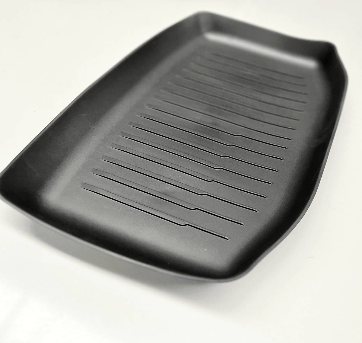TPE gummimåtte til under bagagerummet i Tesla Model 3, set i vinkel