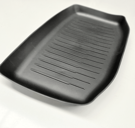 TPE gummimåtte til under bagagerummet i Tesla Model 3, set i vinkel