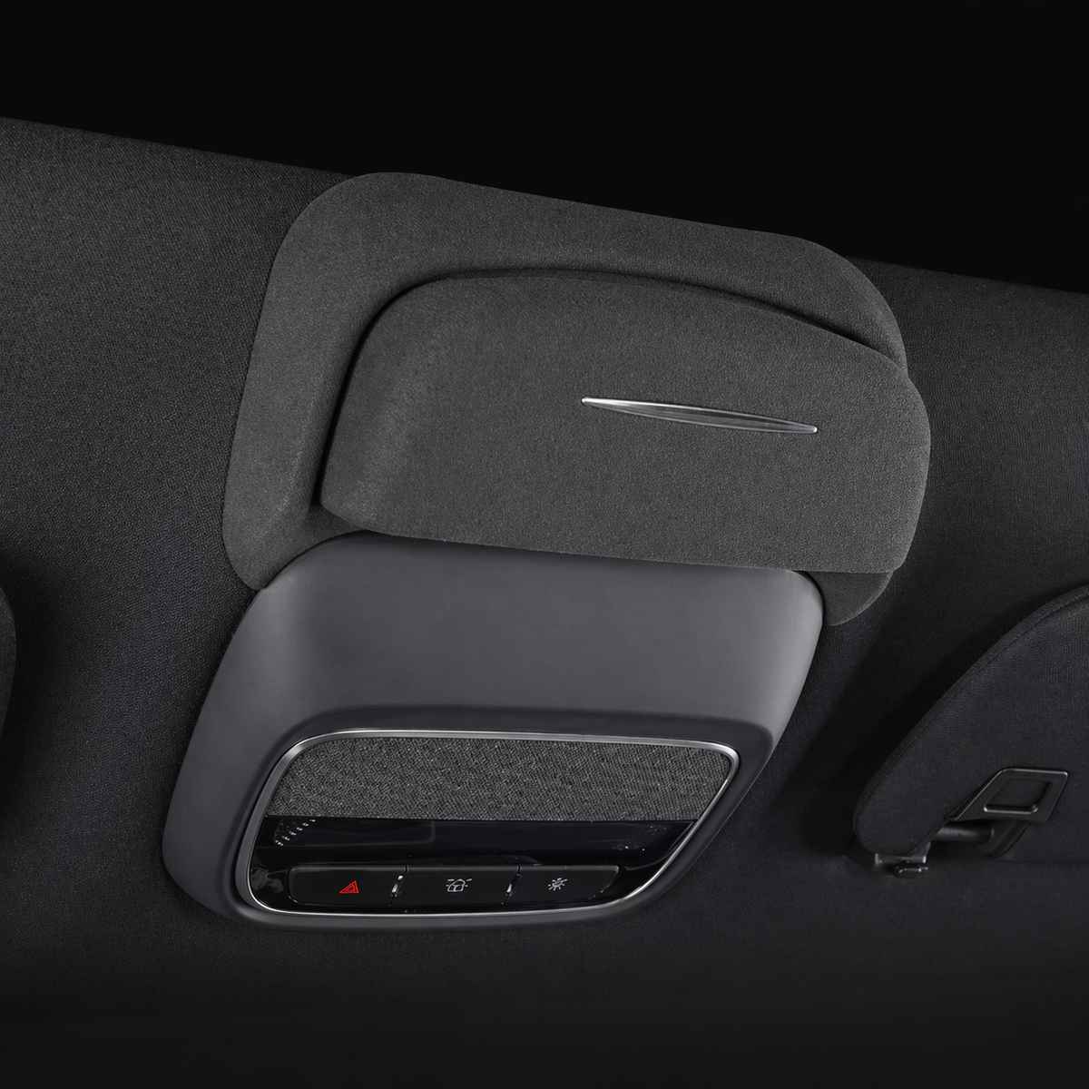 Sort alcantara solbrille holder til Xpeng G6 monteret i bilen